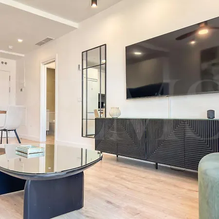 Modern Sky-rise Living With Pool And Parking Rems Apartment