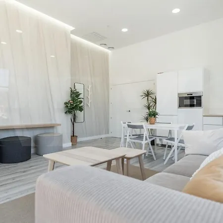 Modern Sky-rise Living With Pool And Parking Rems *