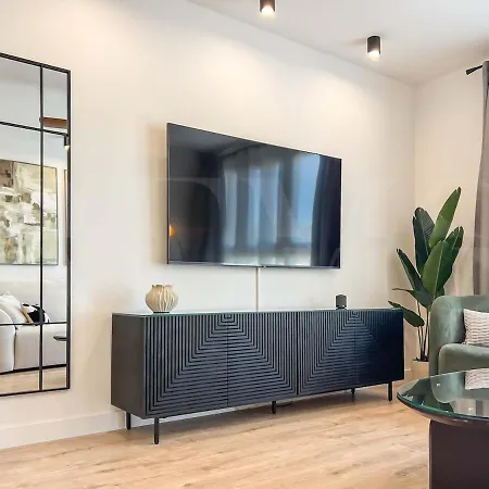 Apartment Modern Sky-rise Living With Pool And Parking Rems Malaga