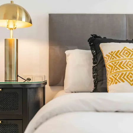 Modern Sky-rise Living With Pool And Parking Rems Apartment