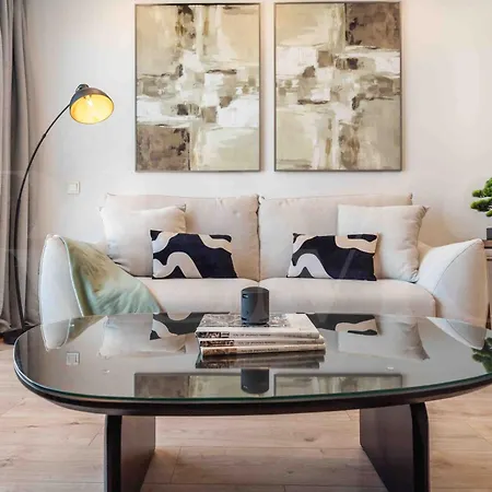 Modern Sky-rise Living With Pool And Parking Rems Apartment *