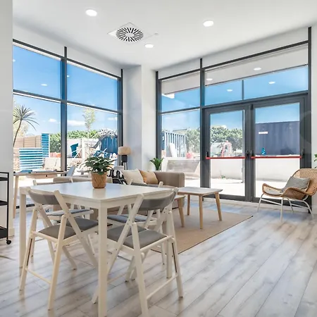 Apartment Modern Sky-rise Living With Pool And Parking Rems Malaga